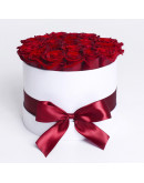 Шляпная коробка с красными розами Сангрия