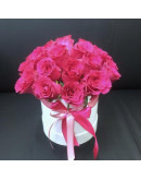 Шляпная коробка с розовыми розами Иллюзия обмана