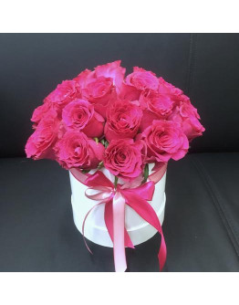 Шляпная коробка с розовыми розами "Иллюзия обмана"