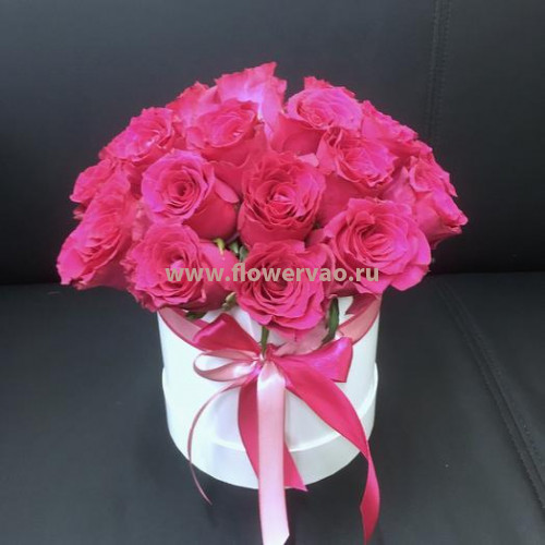 Шляпная коробка с розовыми розами Иллюзия обмана