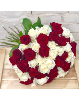 Красные и белые розы "Ромео и Джульетта"