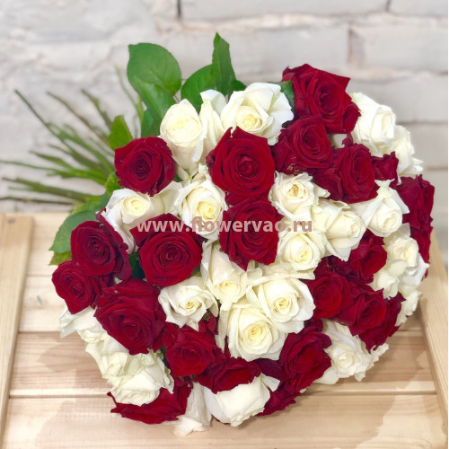 Красные и белые розы Ромео и Джульетта