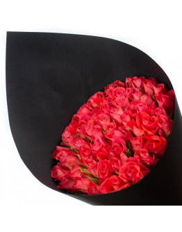 51 коралловая роза в черном крафте "Закат в Париже"
