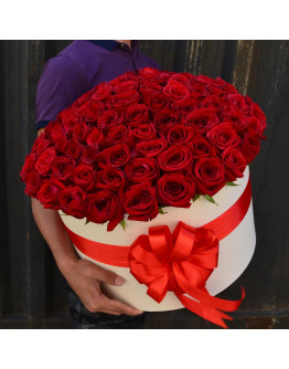 Букет из 101 алой розы в шляпной коробке "Венера"